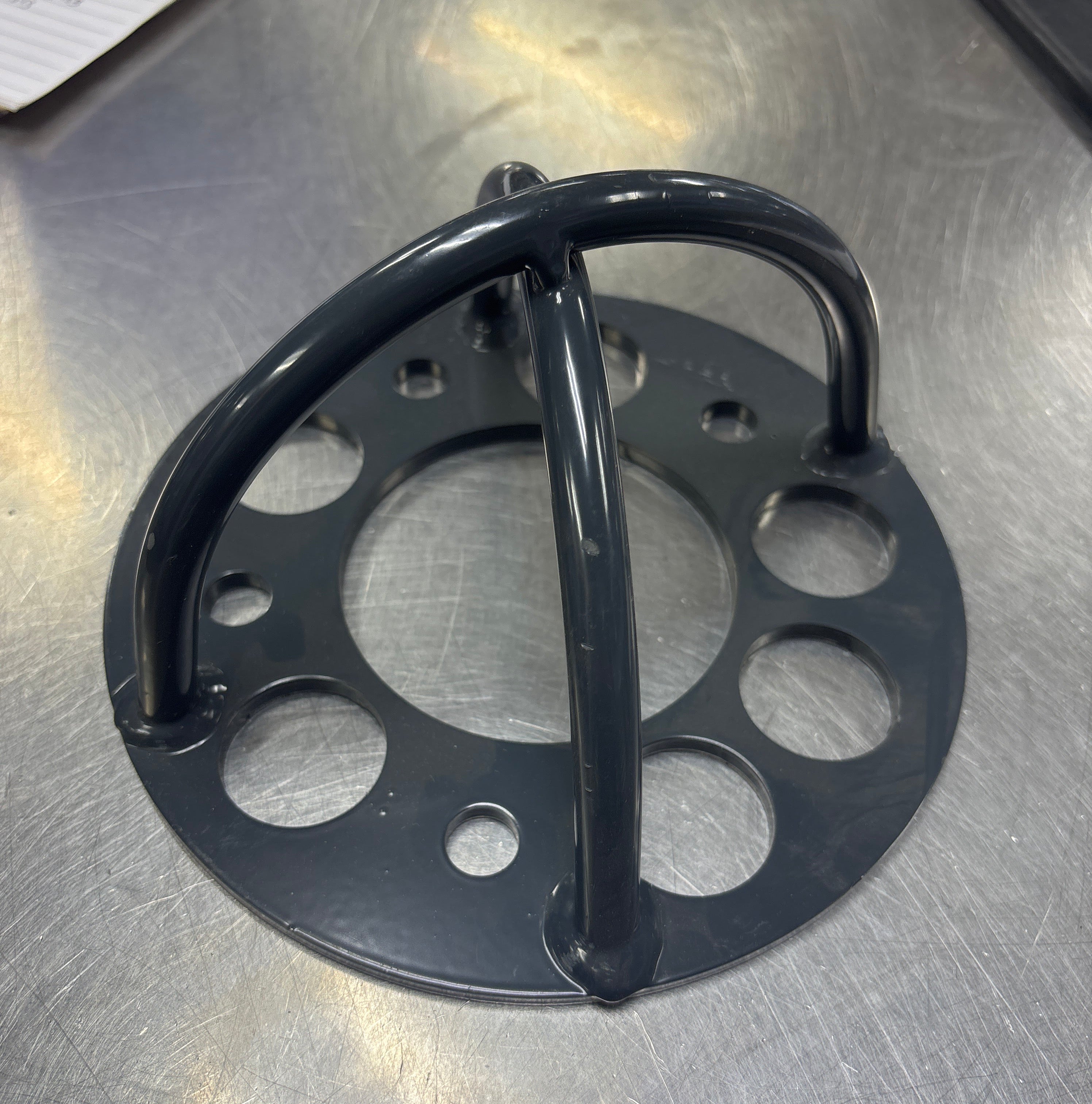Avant wheel hub tie down A423091